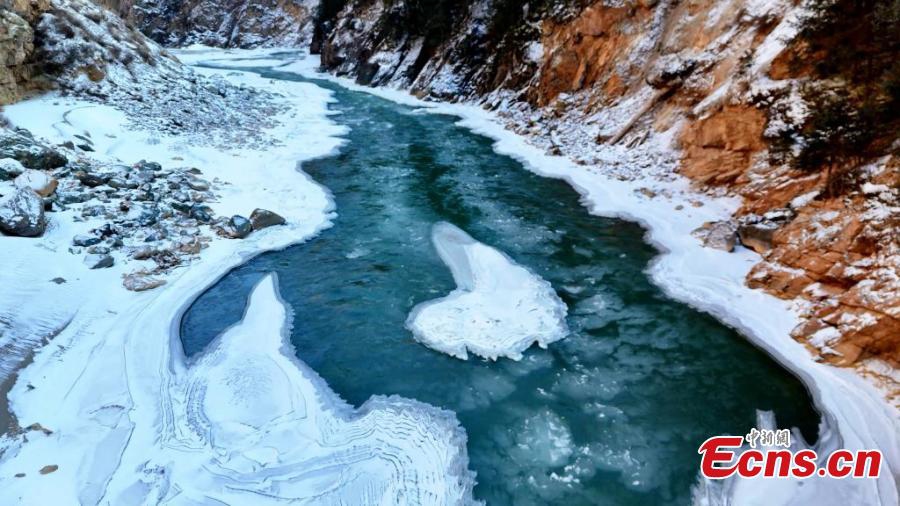 Crystal ice floats in the upper stream of Heihe River in Qilian County, Haibei Tibetan autonomous prefecture, northwest China's Qinghai Province. (Photo: China News Service/Zhang Hongke)
