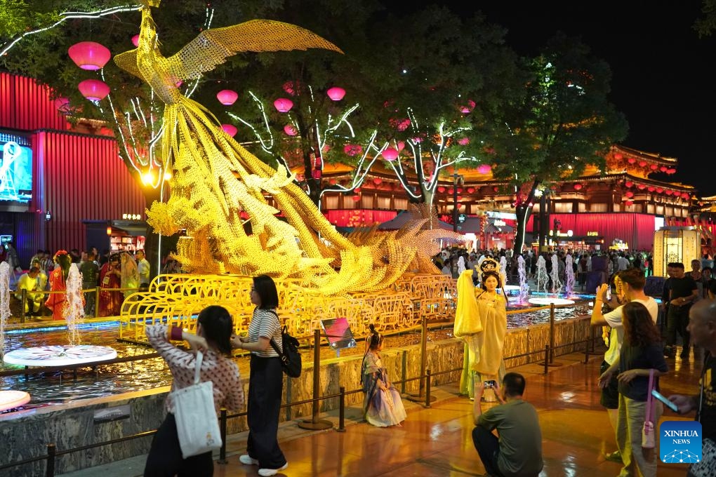 People visit the Grand Tang Mall in Xi'an, northwest China's Shaanxi Province, May 20, 2024. (Xinhua/Shao Rui)