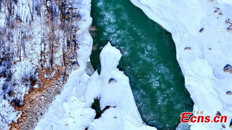 Crystal ice floats in the upper stream of Heihe River in Qilian County, Haibei Tibetan autonomous prefecture, northwest China's Qinghai Province. (Photo: China News Service/Zhang Hongke)
