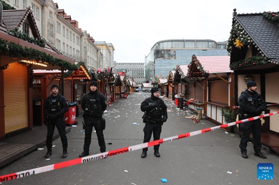 Policemen stand guard at a Christmas market where a car rammed into a crowd in Magdeburg, Germany, Dec. 21, 2024. At least five people were killed and over 200 others injured after a car rammed into a large crowd at a German Christmas market in the central German city of Magdeburg Friday evening, German news agency dpa reported Saturday, citing State Premier Reiner Haseloff. Photo: Xinhua