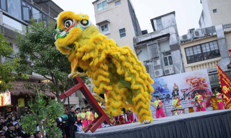 Actors perform lion dance on International Dragon and Lion Dance Day in south China's Macao, Jan. 1, 2025. (Xinhua/Cheong Kam Ka)