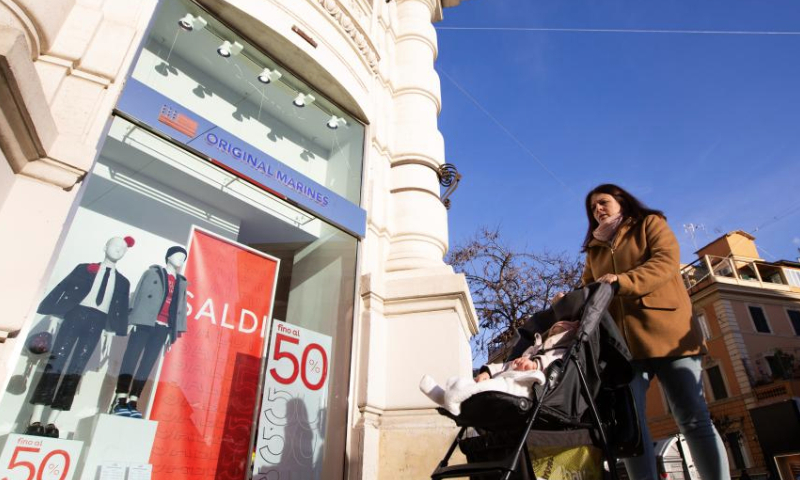 A woman walks past a boutique in Rome, Italy, Jan. 4, 2025.

Italy's winter sale season began in most regions on Saturday. (Xinhua/Li Jing)