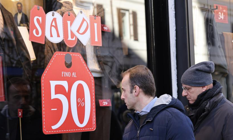 People walk past a boutique in Rome, Italy, Jan. 4, 2025.

Italy's winter sale season began in most regions on Saturday. (Xinhua/Li Jing)