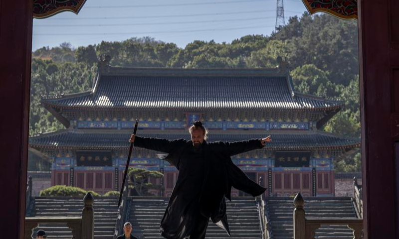 Jake Pinnick practices martial arts at Jade Void Temple in Shiyan City in central China's Hubei Province, Nov. 29, 2024.  (Xinhua/Cai Yang)