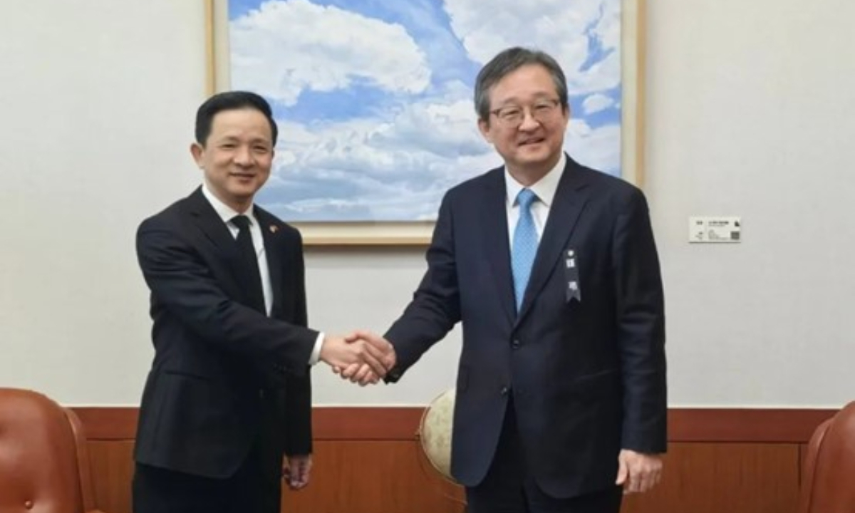 Chinese Ambassador Dai Bing (left) meets with South Korean Deputy Foreign Minister Chung Byung-won on January 3, 2025. Photo: Chinese Embassy in South Korea