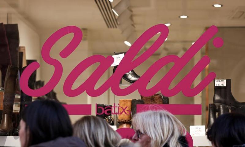 People walk past a boutique in Rome, Italy, Jan. 4, 2025.

Italy's winter sale season began in most regions on Saturday. (Xinhua/Li Jing)