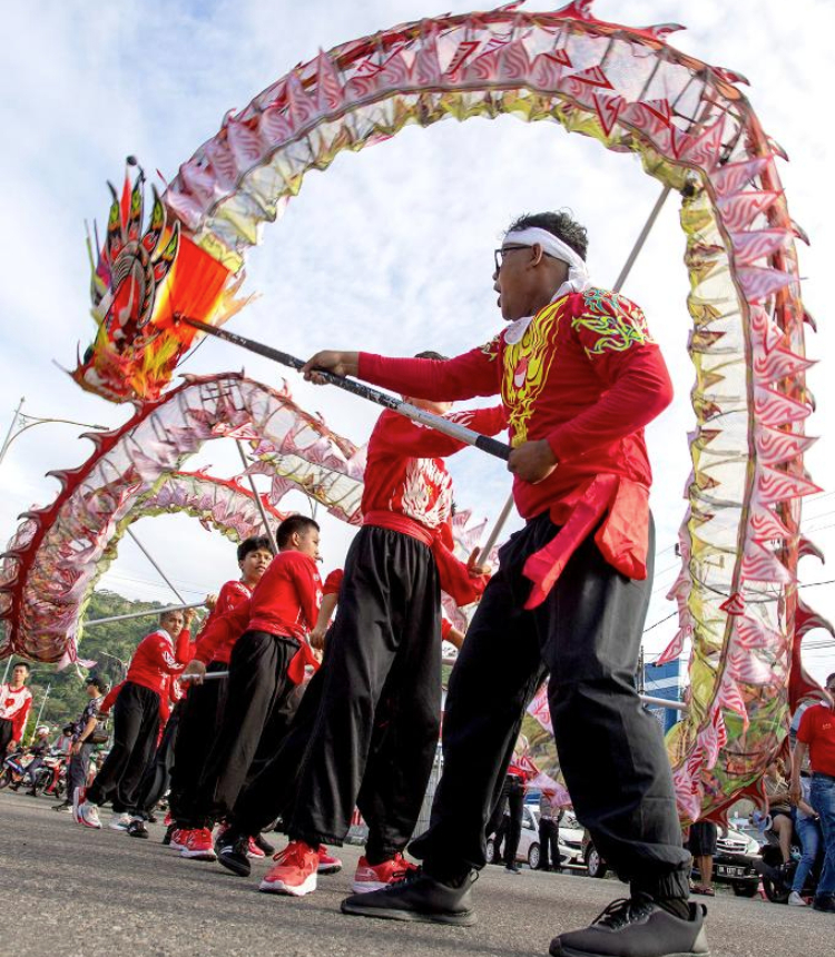 People perform dragon dance during Sepasan Carnival, a cultural event to welcome the New Year, in Padang, West Sumatra Province, Indonesia, Dec. 31, 2024. (Photo by Andri Mardiansyah/Xinhua)