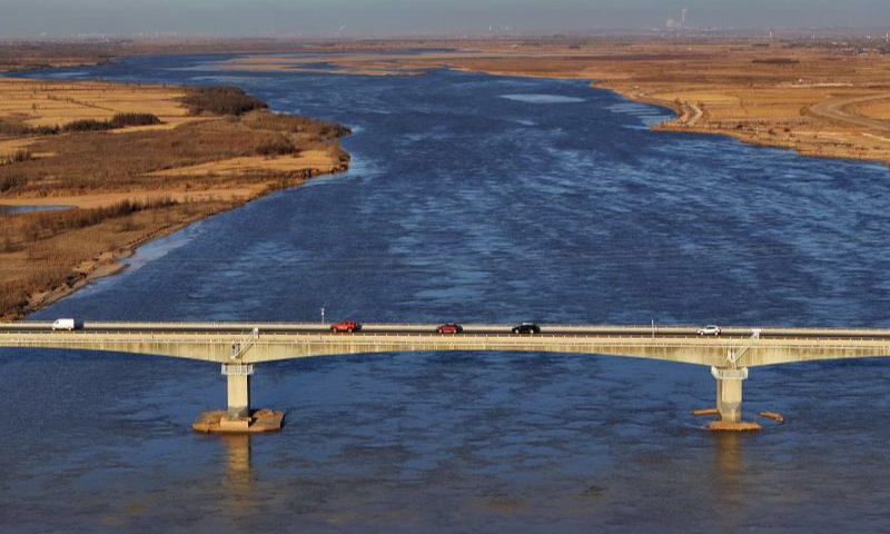 An aerial drone photo taken on Jan. 5, 2025 shows a view of the Yellow River in Shizuishan, northwest China's Ningxia Hui Autonomous Region. (Xinhua/Wang Peng)