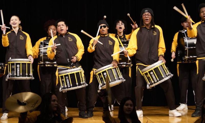 The school drum band performs during a farewell ceremony at Lincoln High School in Tacoma, Washington State, the United States, Jan. 30, 2024. (Xinhua/Wu Xiaoling)