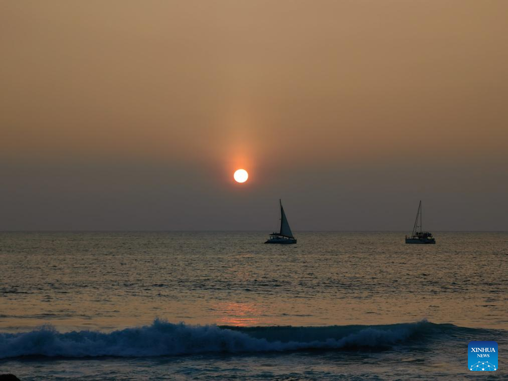 This photo taken with a mobile phone shows sunset over Indian Ocean by Galle Face Green in Colombo, Sri Lanka, Dec. 26, 2024. (Photo: Xinhua)