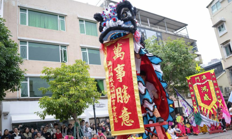 Actors perform lion dance on International Dragon and Lion Dance Day in south China's Macao, Jan. 1, 2025. (Xinhua/Cheong Kam Ka)