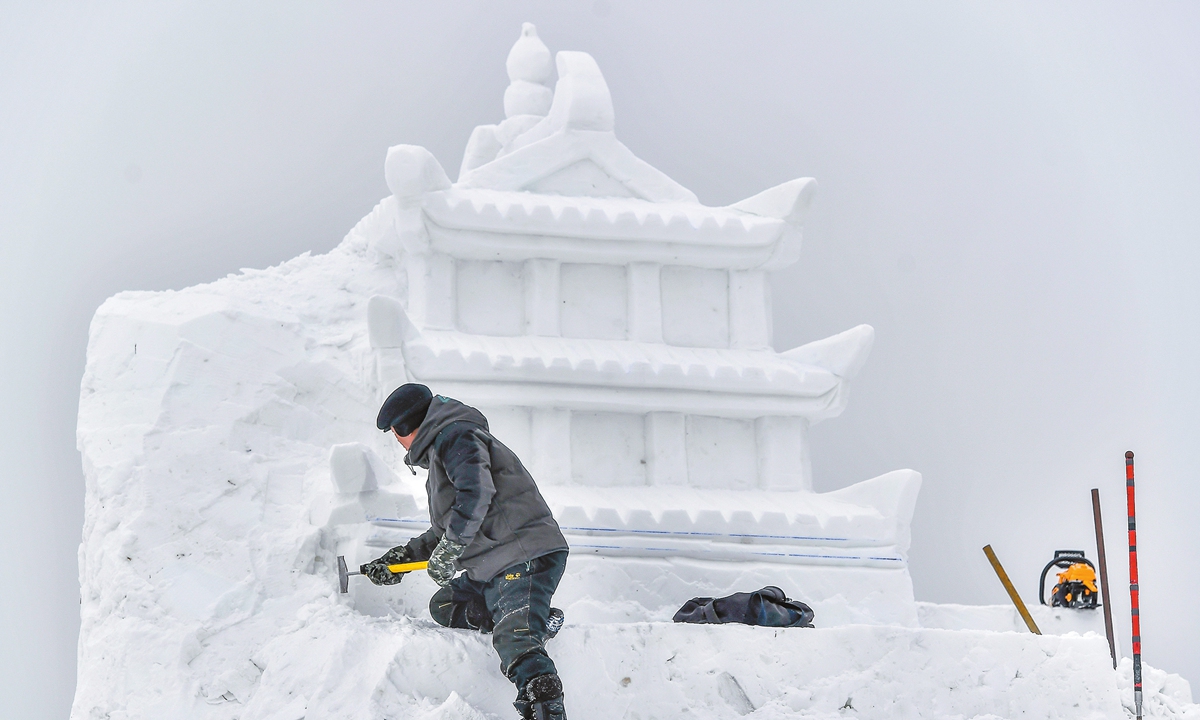 A sculptor carves a snow sculpture at a park in Urumqi, Northwest China's Xinjiang Uygur Autonomous Region on December 24, 2024, preparing for an integrated ice and snow-themed fair for tourists. In the first 10 months of 2024, Xinjiang received more than 270 million of tourists from home and abroad, up 14.42 percent year-on-year. Photo: VCG