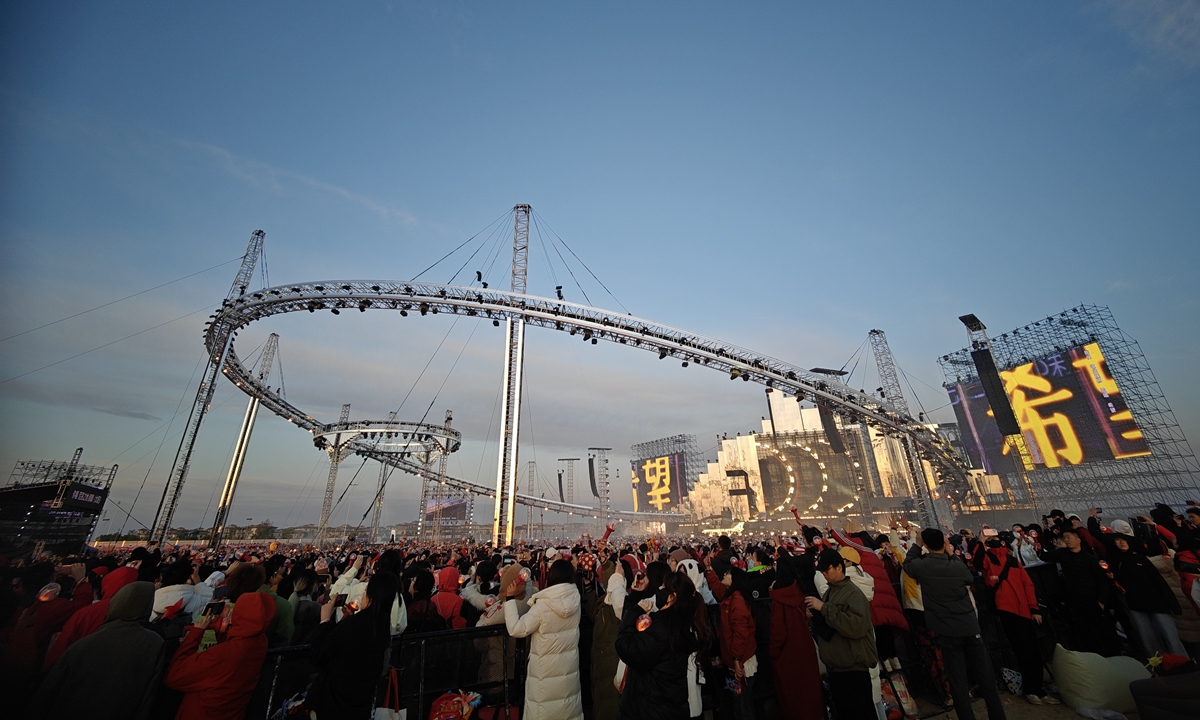 Fans attend Hua Chenyu's sunrise show in Yantai, Shandong Province. Photo: VCG