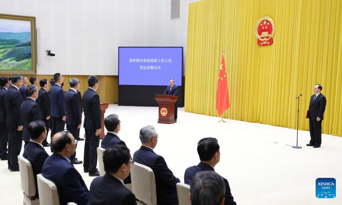 Senior officials of departments and units under China's State Council pledge allegiance to the Constitution of the People's Republic of China at a ceremony overseen by Chinese Premier Li Qiang on Dec. 23, 2024. (Xinhua/Ding Haitao)