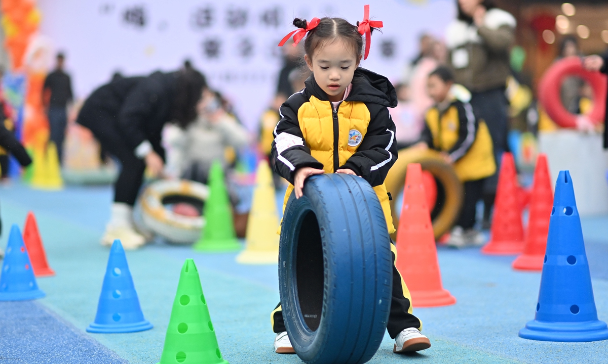 Chinese local authorities put childbirth stimulus in govt work reports