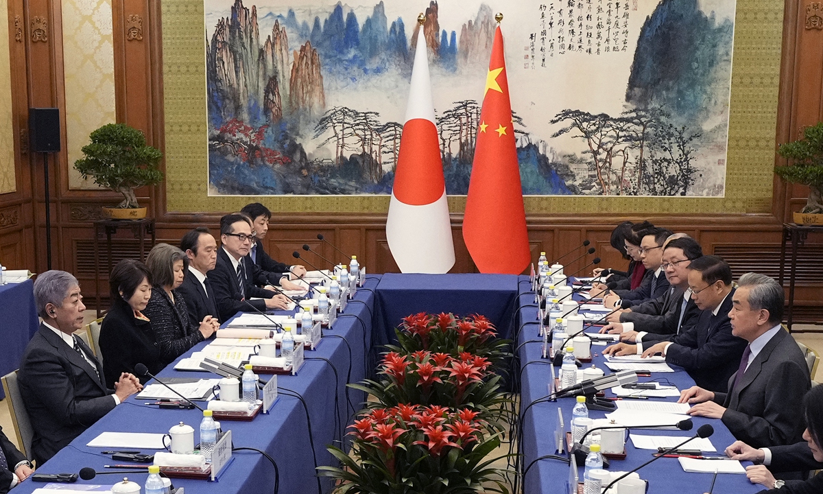 Chinese Foreign Minister Wang Yi (right) holds talks with Japanese Foreign Minister Takeshi Iwaya at the Great Hall of the People in Beijing on December 25, 2024. Photo: AFP