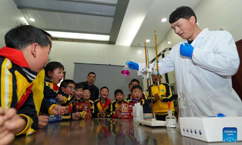 Students watch an experiment during a safety education session in Yangzhou, east China's Jiangsu Province, Dec. 26, 2024. Several departments in Yangzhou jointly carried out safety education and publicity activities for primary and secondary school students, enhancing their safety awareness and improving their safety prevention skills. (Xinhua/Li Bo)