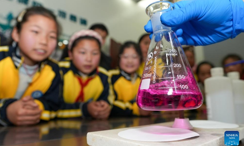 Students watch an experiment during a safety education session in Yangzhou, east China's Jiangsu Province, Dec. 26, 2024. Several departments in Yangzhou jointly carried out safety education and publicity activities for primary and secondary school students, enhancing their safety awareness and improving their safety prevention skills. (Xinhua/Li Bo)