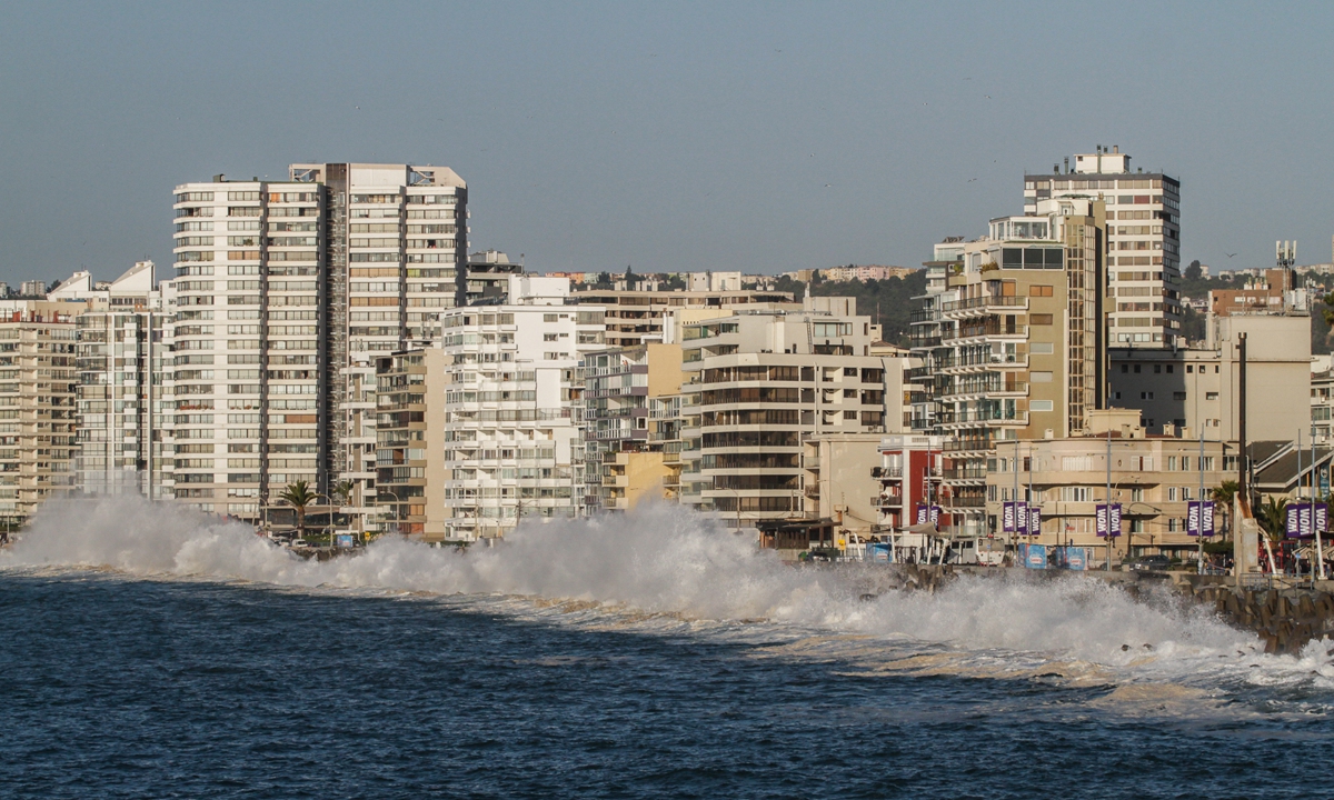 Waves crash against the coastline at the Chliean city of Vi?a del Mar due to abnormal swells caused by a frontal system in the northern hemisphere on December 28, 2024. Peru has closed 91 of its 121 ports as waves up to 13 feet high pummeled the region, media reported. Photo: VCG