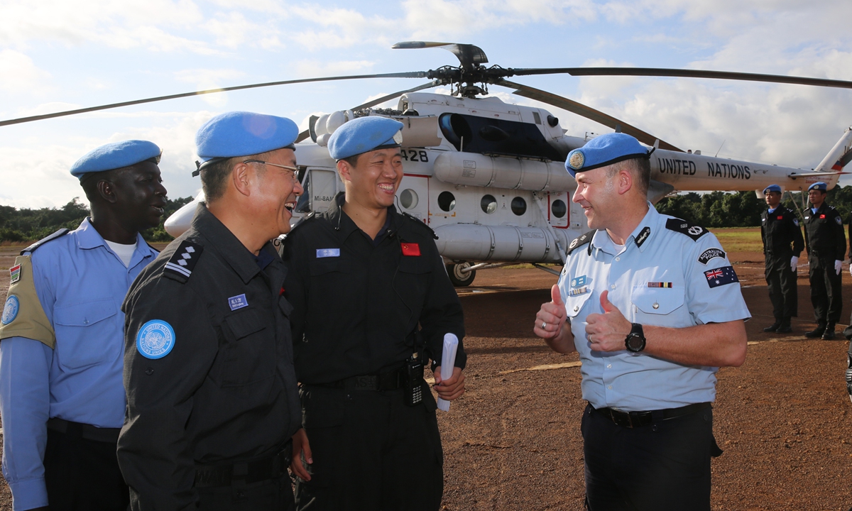 Chinese peacekeepers and the police commissioners of the UN mission chat about their work in Liberia. Photo: Courtesy of Xin Yue 