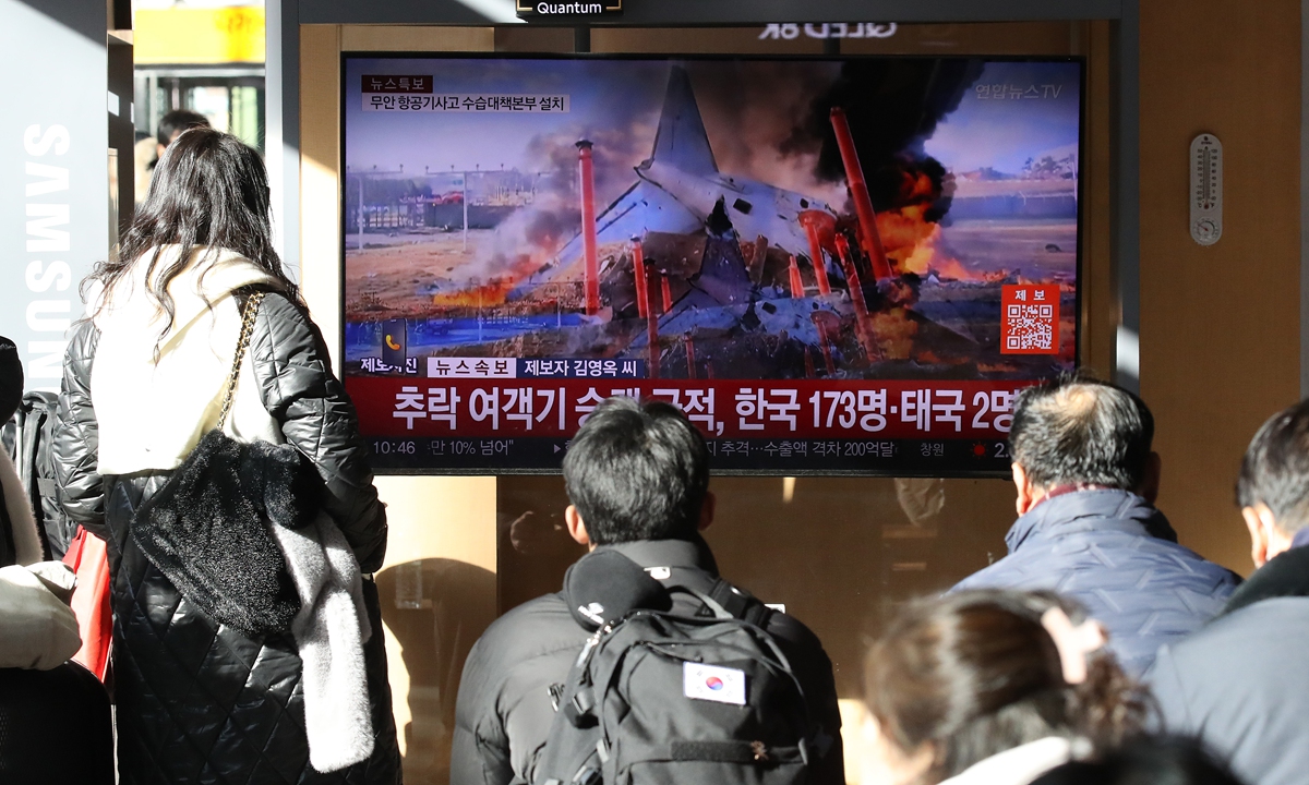 People watch the news at a station in Seoul, South Korea, regarding the Muan plane crash on December 29, 2024. Jeju Air Flight 7C2216, carrying 181 people, crashed at Muan International Airport in South Korea after skidding off the runway. Photo: VCG