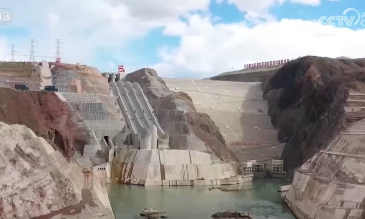 The Maerdang Hydropower Station, situated in Maqen County, Northwest China's Qinghai Province, at an average altitude of 3,300 meters, boasts a total installed capacity of 2.32 million kilowatts. It comprises four 550,000-kilowatt units and one 120,000-kilowatt unit. As the highest-altitude and largest-capacity hydropower project under construction in the Yellow River basin, all five turbine generators are set to become fully operational on December 31. Photo: Screenshot from CMG's report.