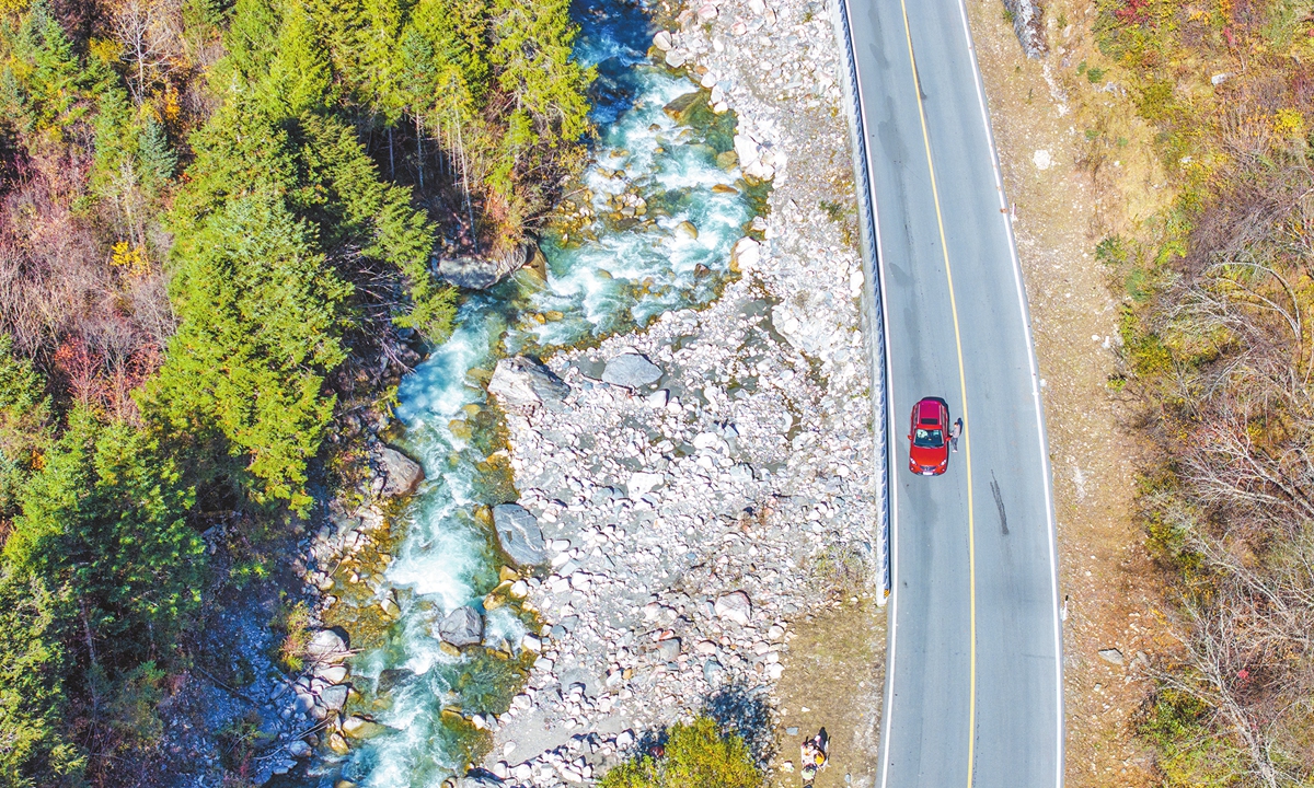 A car is seen on the Duku Highway. Photo: VCG