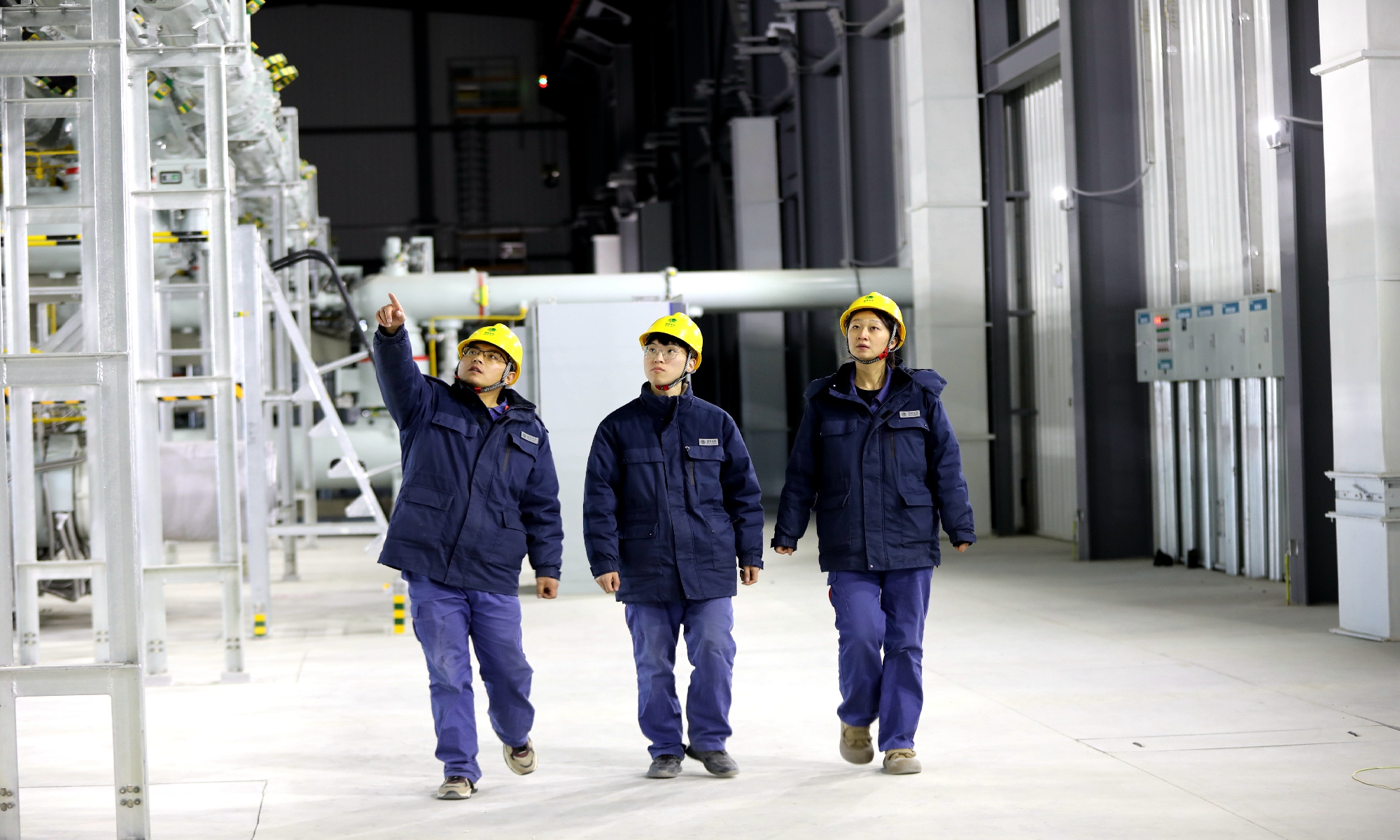 The operation and maintenance staff of the State Grid Qinghai Electric Power Company are inspecting the 330 kV GIS indoor equipment area of the 750 kV Desert Substation. (Photo by Zhang Peng)