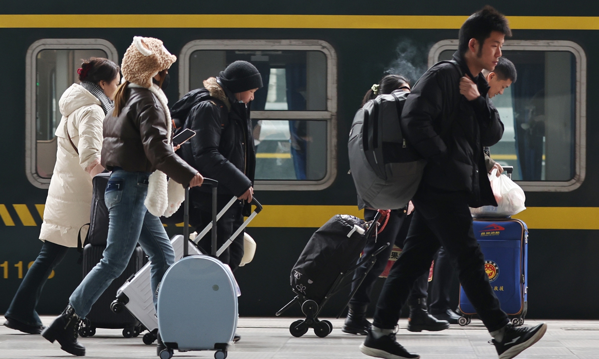 During the Spring Festival travel rush, passengers head to trains at the Nanjing Railway Station in Nanjing, Jiangsu Province, on February 6, 2024. Photo: VCG