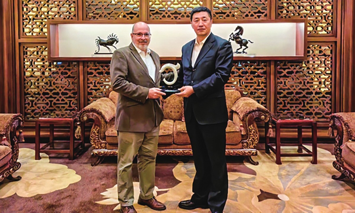 Cuban Ambassador to China Alberto Blanco Silva (left) and Pang Hui, director of the Foreign Affairs Office of the People's Government of Inner Mongolia Autonomous Region, pose for a picture. Photo: nmgfao.gov.cn