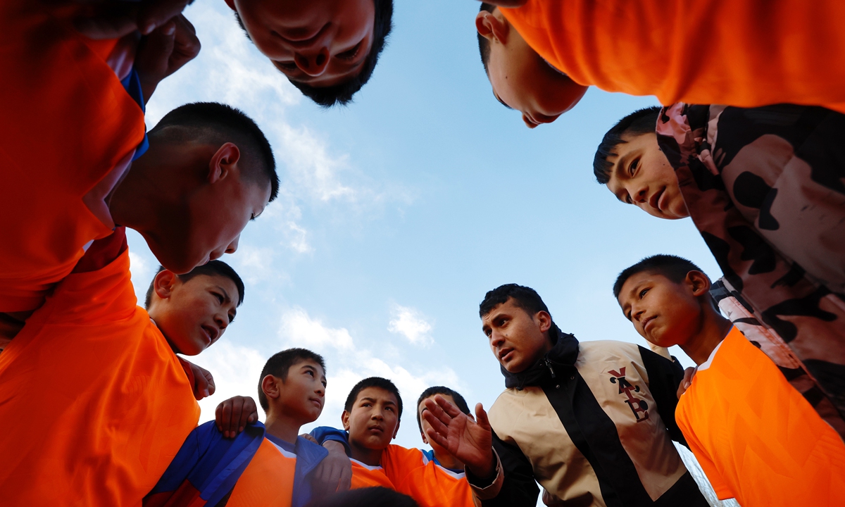 A football coach gives instructions to his players in Kizilsu, Northwest China's Xinjiang Uygur Autonomous Region. Photo: VCG