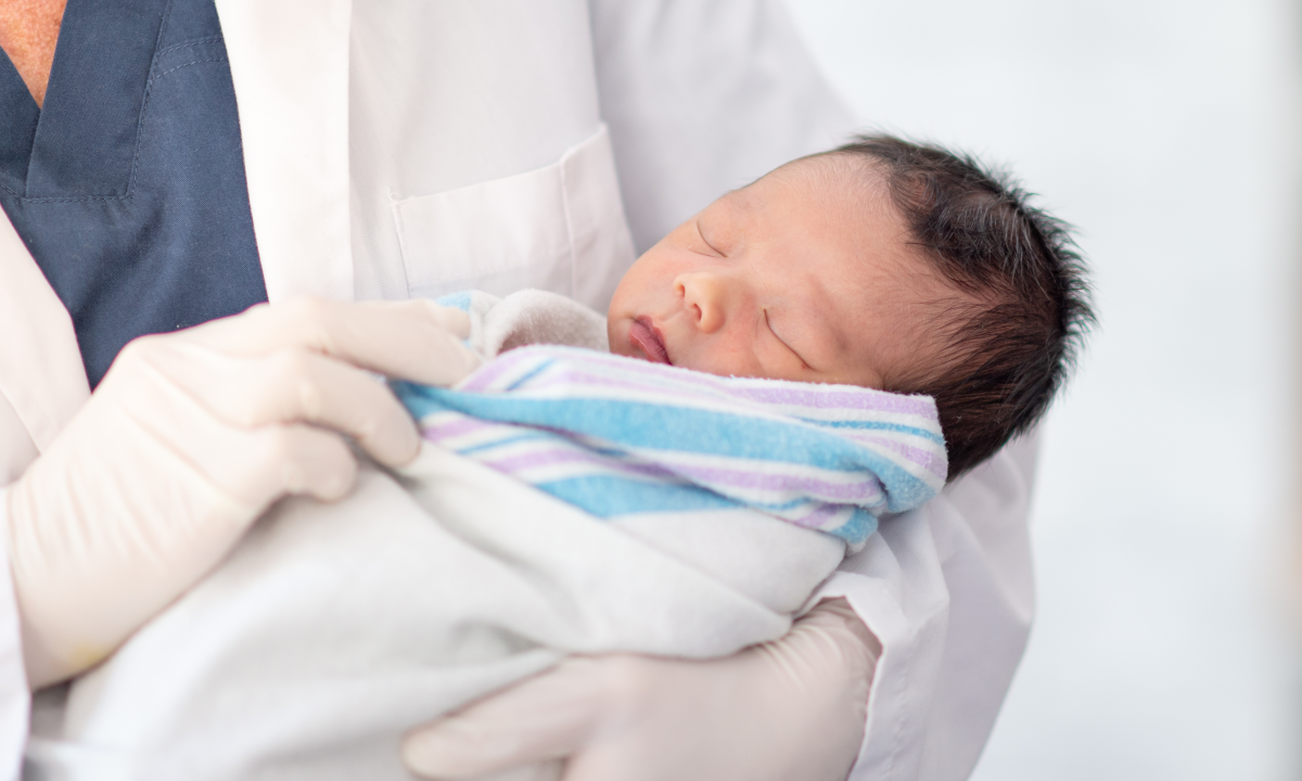 A doctor holding a newborn baby Photo: VCG