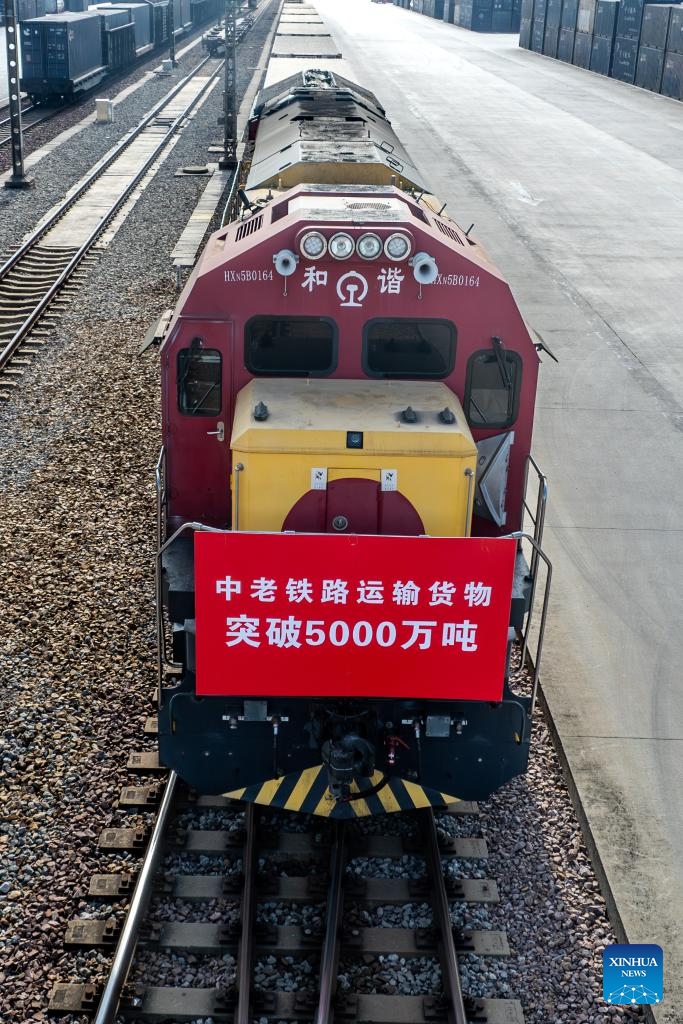 An international cargo train of China-Laos Railway loaded with fresh fruits and vegetables departs from Wangjiaying West Station in Kunming, southwest China's Yunnan Province, bound for Laos, on Jan 2, 2025. Since the full operation of the China-Laos Railway on Dec. 3, 2021, the total cargo throughput of the railway has exceeded 50 million tons, including 11.58 million tons of cross-border goods. (Xinhua/Hu Chao)