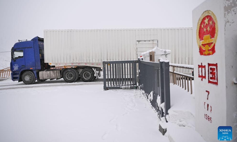 A truck enters China through the Khunjerab Pass in Taxkorgan Tajik Autonomous County, northwest China's Xinjiang Uygur Autonomous Region, Jan. 2, 2025.