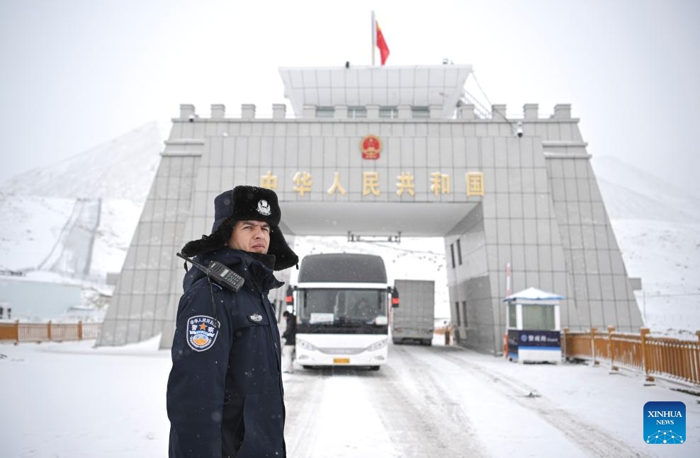 A police officer for border inspection is on duty at the Khunjerab Pass in Taxkorgan Tajik Autonomous County, northwest China's Xinjiang Uygur Autonomous Region, Jan. 2, 2025.