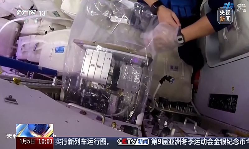 The Shenzhou-19 crew successfully completes tasks such as fruit fly collection, clearing of cultivation boxes, and sample organization, Photo: CCTV