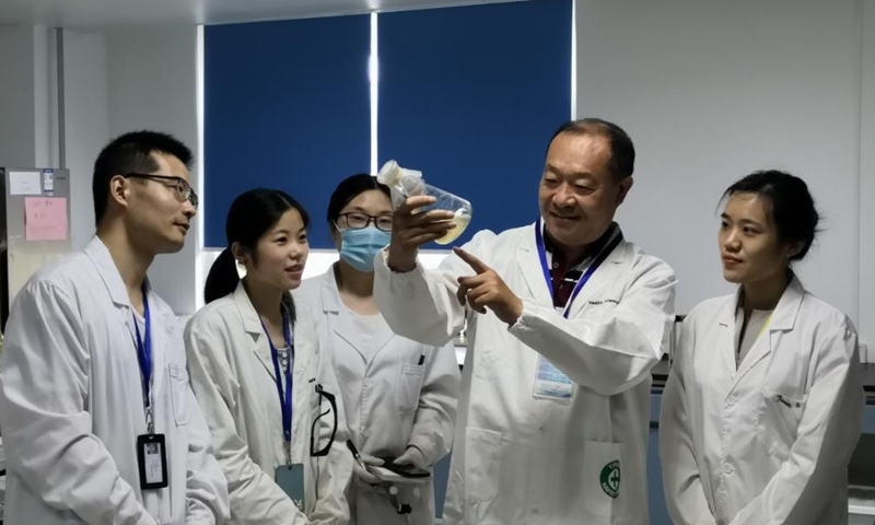 This photo taken in September 2023 shows Gao Wenyuan (2nd R), a professor at the School of Pharmaceutical Science and Technology, Tianjin University, leads his team to conduct a research at a lab in north China's Tianjin Municipality. (Xinhua)