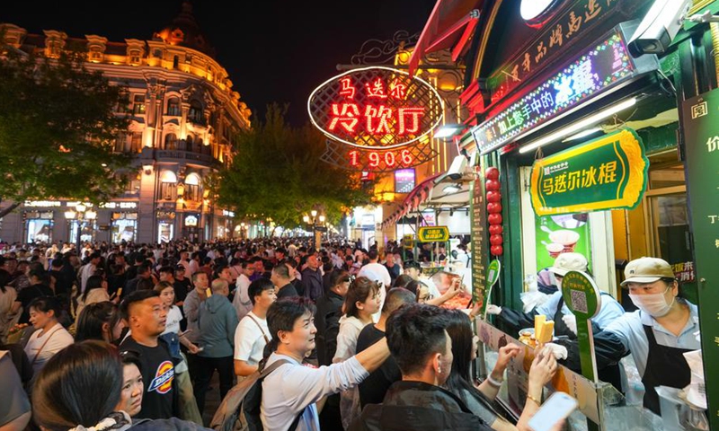 Tourists buy popsicles at the Central Street in Harbin, northeast China's Heilongjiang Province, May 3, 2024. (Xinhua/Wang Jianwei)