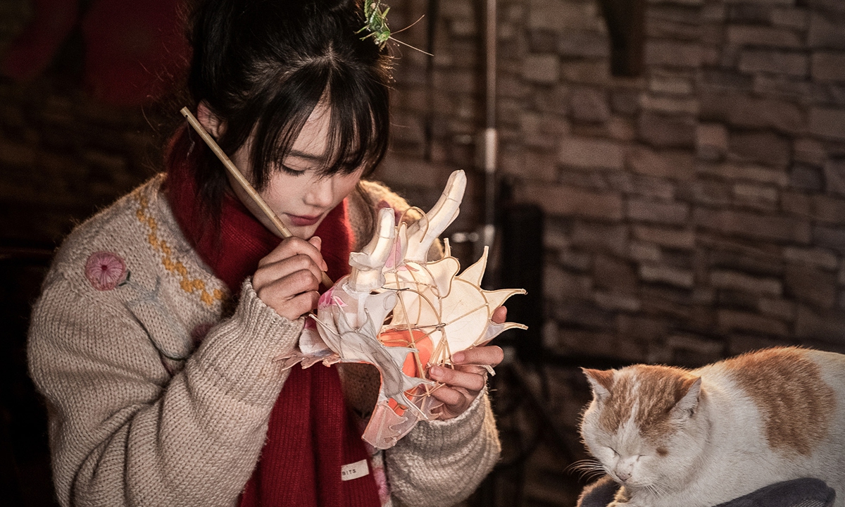 Jiang Xunqian makes a paper kite. Photo: Courtesy of Jiang Xunqian