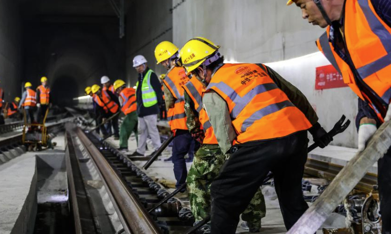 Constructors work at Dayuan Station of the Guangfo (Guangzhou-Foshan) east ring intercity railway in Guangzhou, south China's Guangdong Province, Jan. 6, 2025.

The track laying work of the Guangfo east ring intercity railway was completed on Monday. The project is a section of Guangzhou-Foshan circular intercity railway and also an important part of the intercity railway network of the Guangdong-Hong Kong-Macao Greater Bay Area. (Xinhua/Liu Dawei)