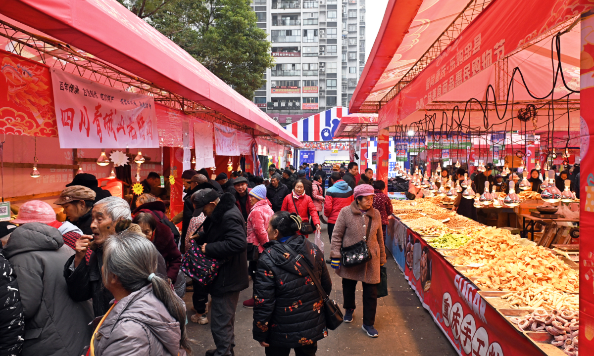 A market in Chongqing is bustling with people on December 31, 2024, as New Year's goods are put on the shelves for sale. Photo: VCG