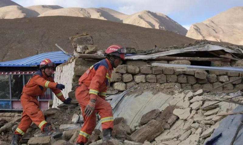 Rescuers work at a village in Dingri County in Xigaze, southwest China's Xizang Autonomous Region, Jan. 7, 2025. (Xinhua/Jigme Dorje)