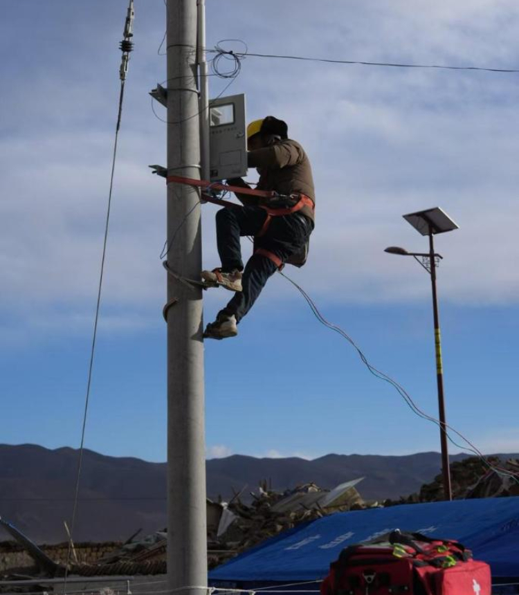 A staff member repairs electrical facilities at a village in Dingri County in Xigaze, southwest China's Xizang Autonomous Region, Jan. 7, 2025. (Xinhua/Jigme Dorje)