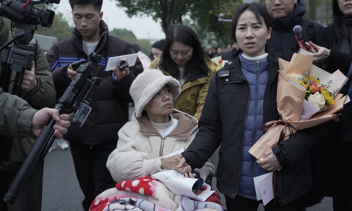 Xie, accompanied by a friend, enters a court in a wheelchair in Chengdu, Sichuan Province, on December 27, 2024. Photo: VCG