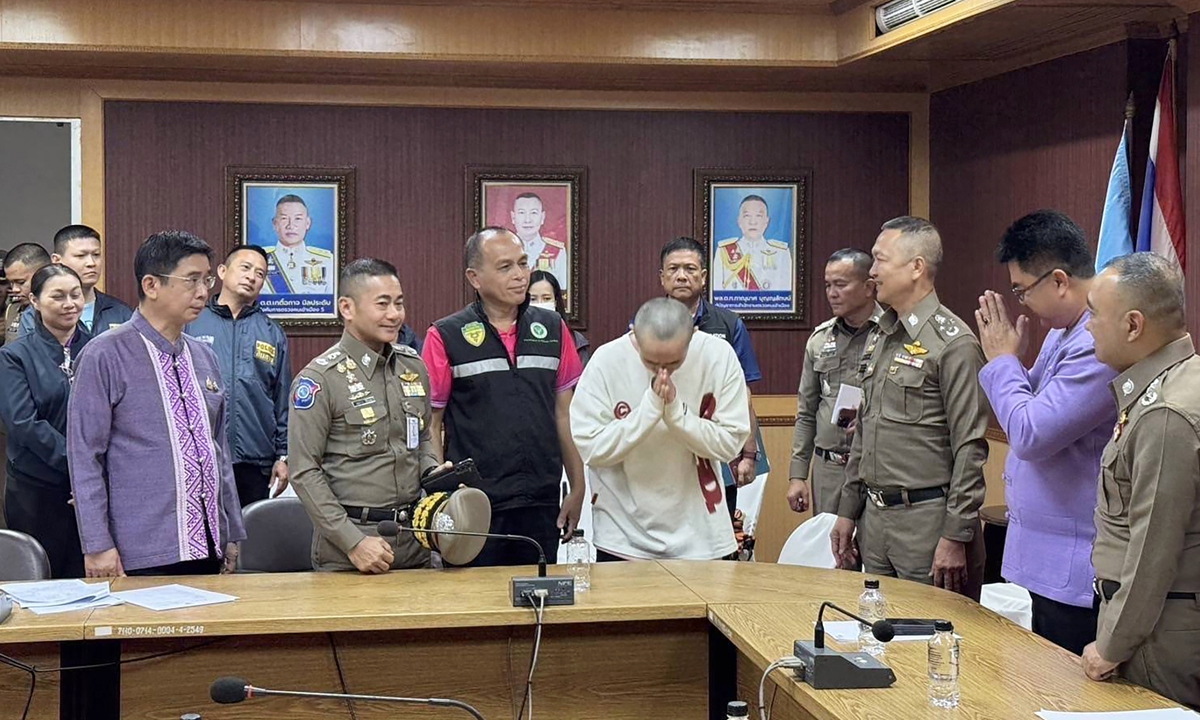 A handout photo made available by the Royal Thai Police shows Chinese actor Wang Xing (C) thanking Thai police officers after returning from Myanmar, at the Thai-Myanmar border district of Mae Sot, Tak province, Thailand, 07 January 2025. Photo: VCG