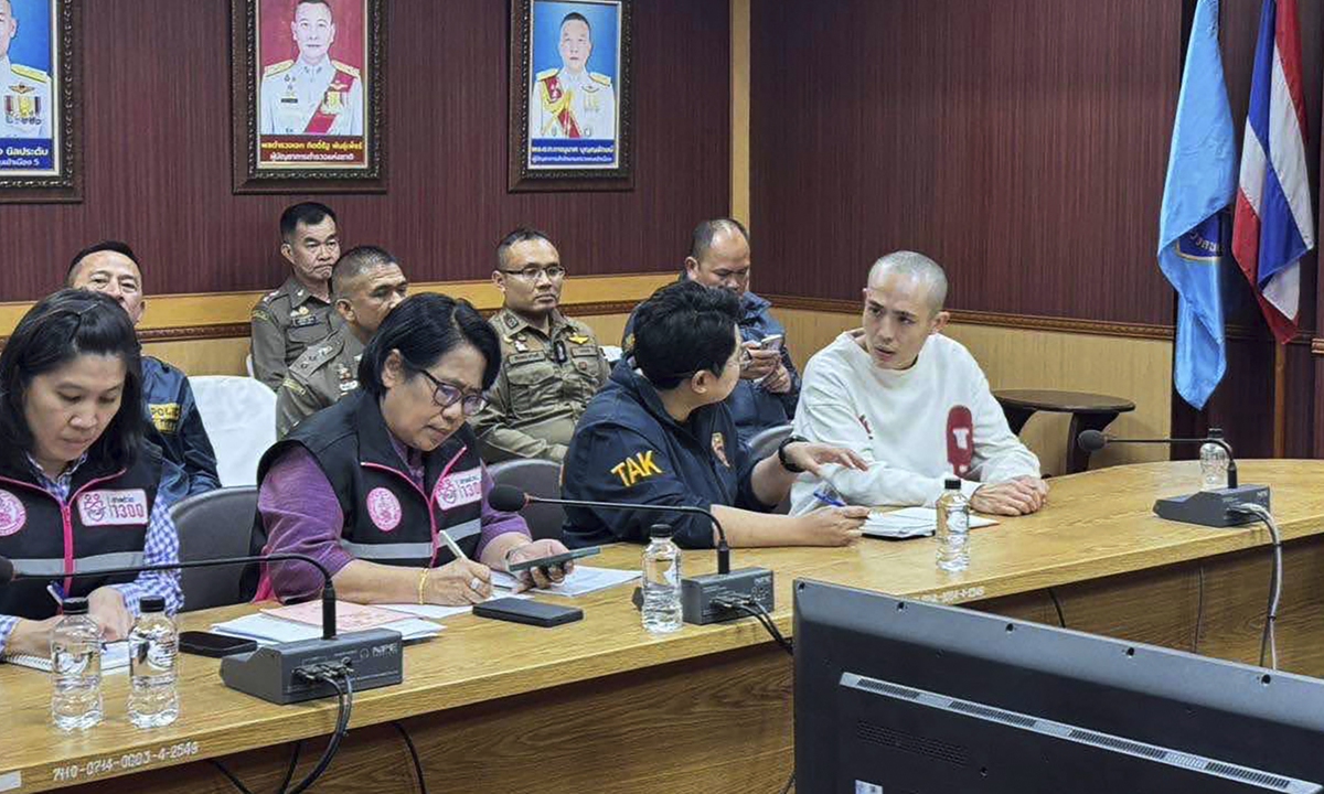 Chinese actor Wang Xing (right) talks with Thai police officers after returning to Myanmar in Mae Sot district, Tak province, Thailand, on January 7, 2025. Photo: VCG