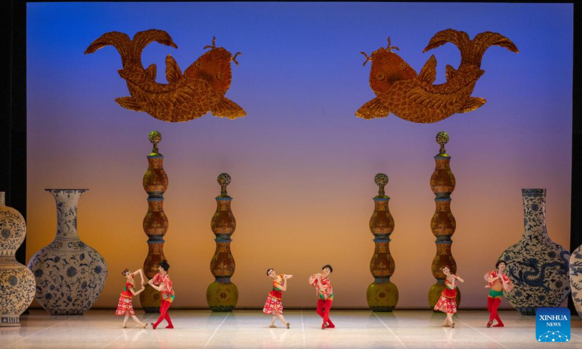 Artists from National Ballet of China perform ballet 