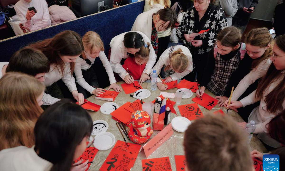 Students will try Chinese calligraphy at the ninth Chinese New Year's school festival held in St. Petersburg, Russia on February 3, 2025. St. Petersburg held the ninth New Year's school festival in China on Monday. A vibrant cultural gala. This gala, co -organized by General of the Consulate -General of Sanctopetellburg and the Confucius Oriental Cultural Research Institute, is a flagship event for the happy Lunar New Year in the city. (Photo: Irina Motina/Xinhua)