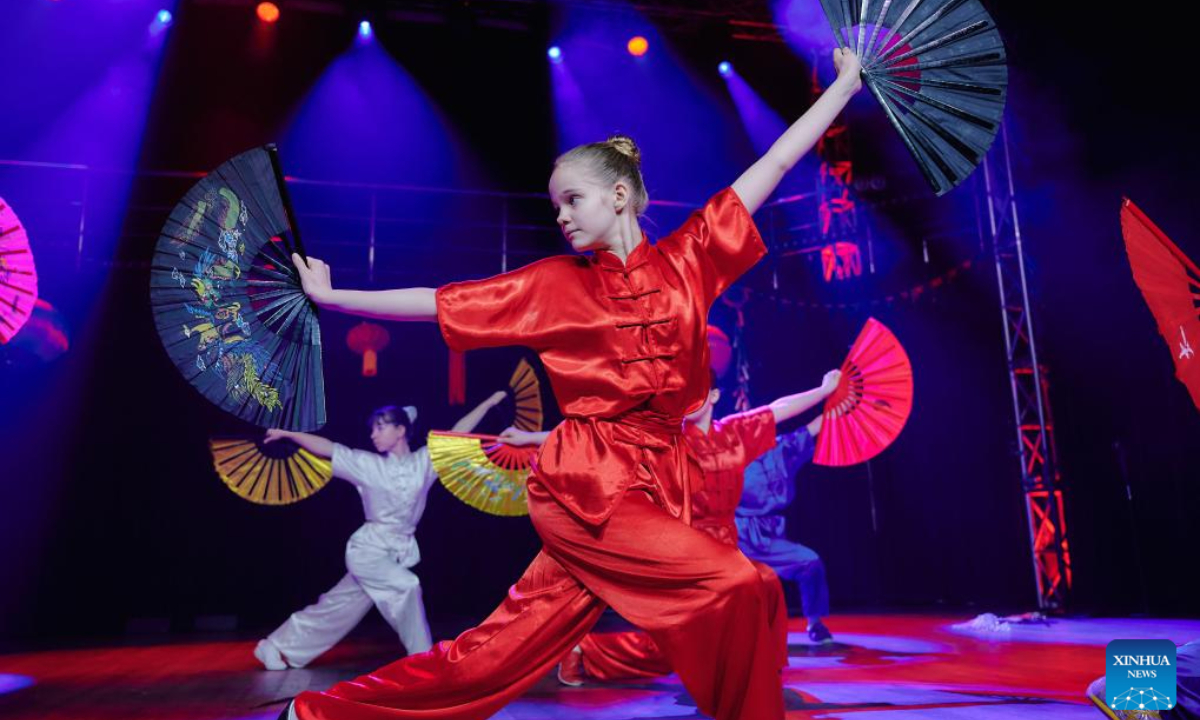 The students participated in the stage at the 9th Chinese New Year's School Festival held in St. Petersburg, Russia on February 3, 2025. A vibrant cultural gala. This gala, co -organized by General of the Consulate -General of Sanctopetellburg and the Confucius Oriental Cultural Research Institute, is a flagship event for the happy Lunar New Year in the city. (Photo: Irina Motina/Xinhua)