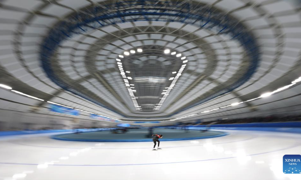 Yang Binyu of China competes during the women's 3000m final match of the speed skating event at the 9th Asian Winter Games in Harbin, northeast China's Heilongjiang Province, Feb. 10, 2025. (Xinhua/Li Yibo)